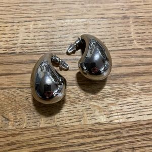 Silvertone Teardrop earrings NWOT
